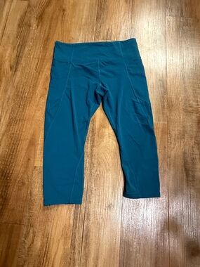 Athleta teal Capri Leggings with pockets size large
